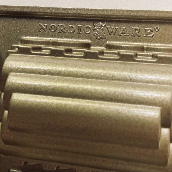 NORDIC WARE "Train" 9 Car Cake Pan EUC - Picture 2 of 9